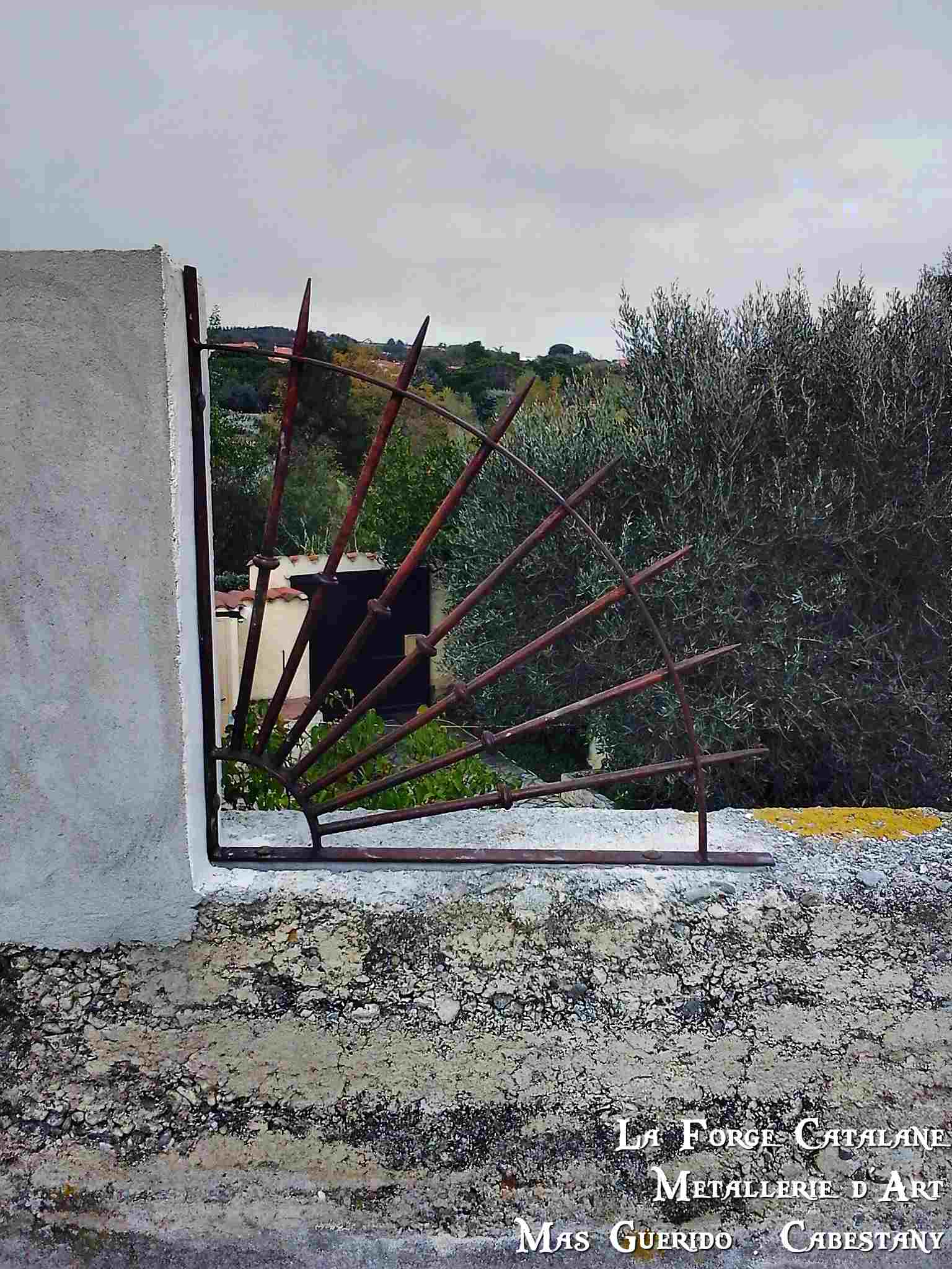 grille defense quart de cercle barreaudage pointe forge  catalane.jpg